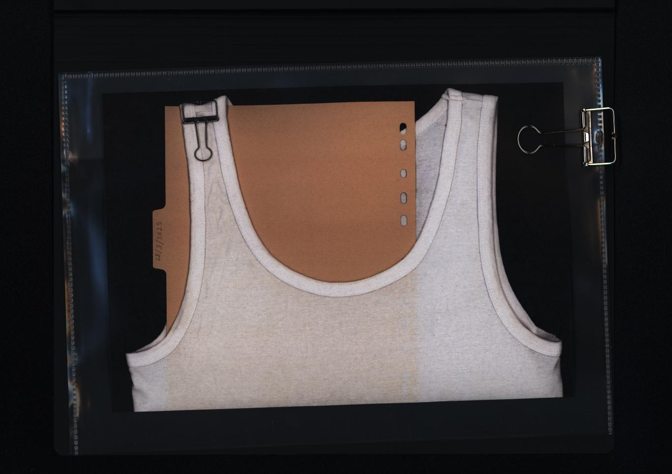 Composición con una camiseta sobre lienzo