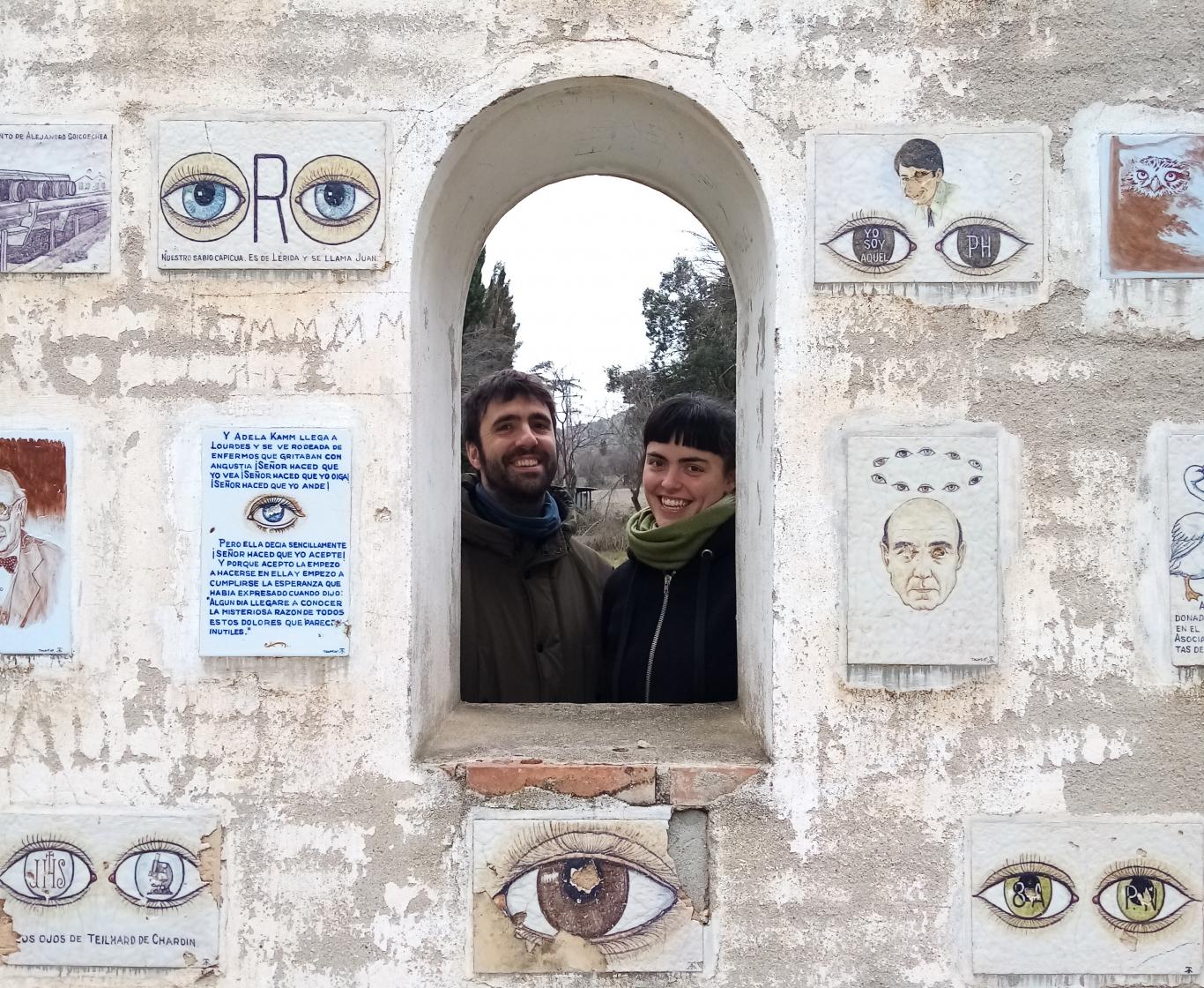 Jóvenes posando en el monumento a los ojos de Ambite