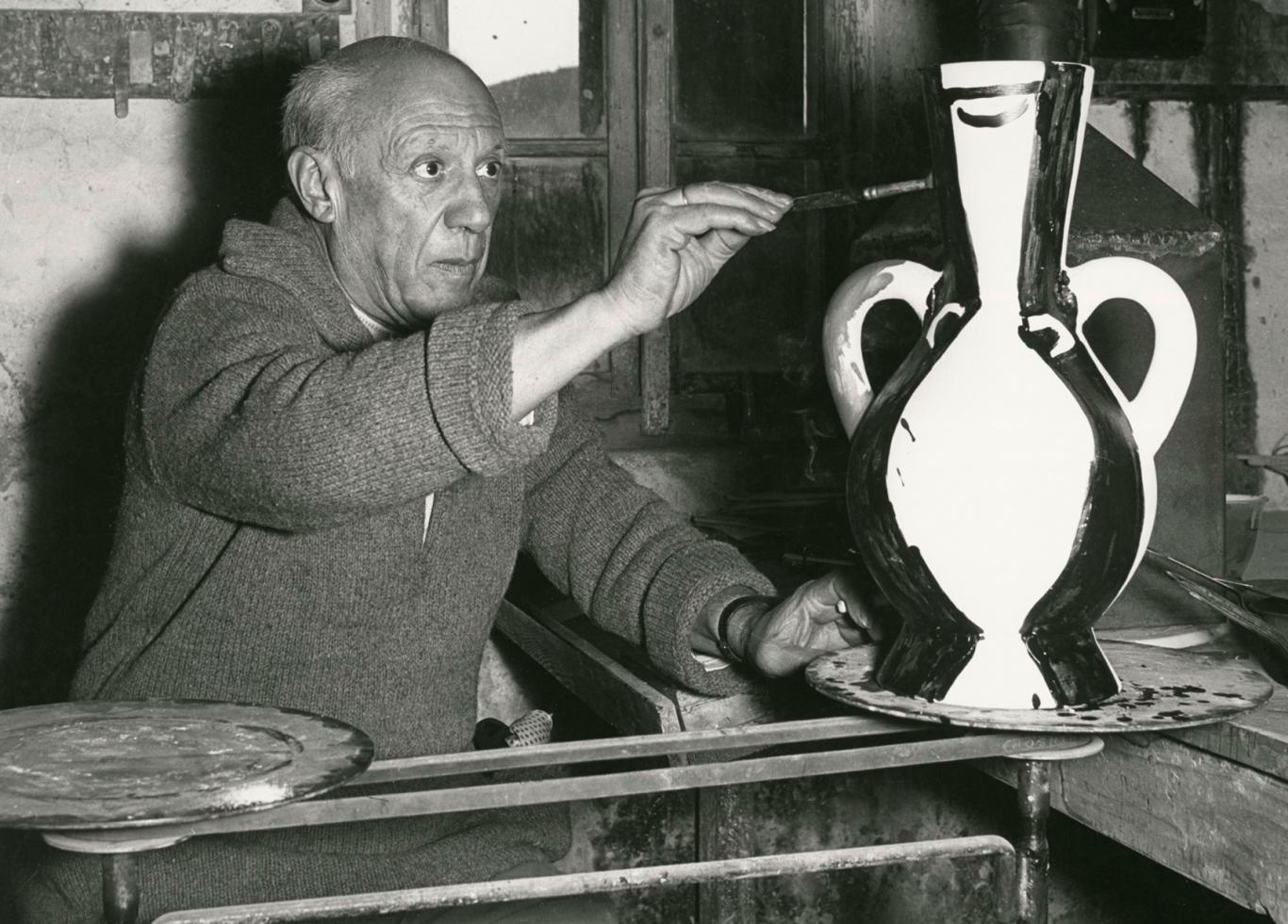 Picasso pintando un vaso de cerámica en su taller