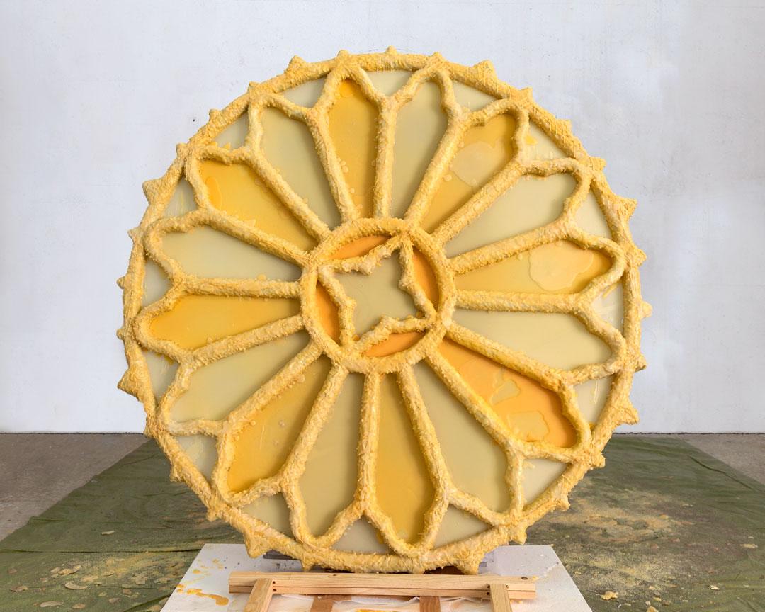 Escultura en forma de flor amarillo con pétalos