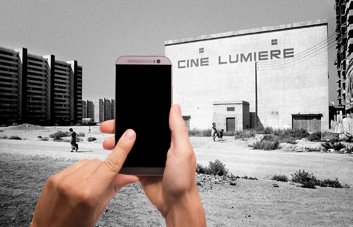 Mano con móvil enfocando una fotografía en blanco y negro de una ciudad