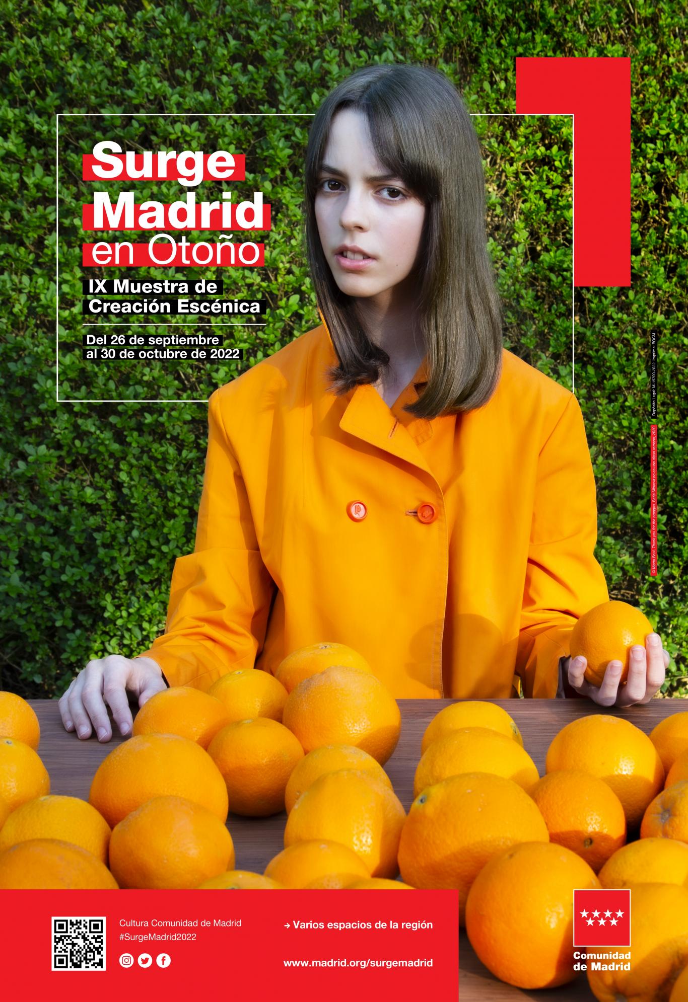 Mujer con chaqueta naranja y muchas naranjas en su regazo