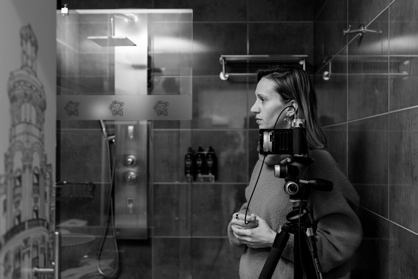 Retrato de mujer en blanco y negro en un espacio oscuro