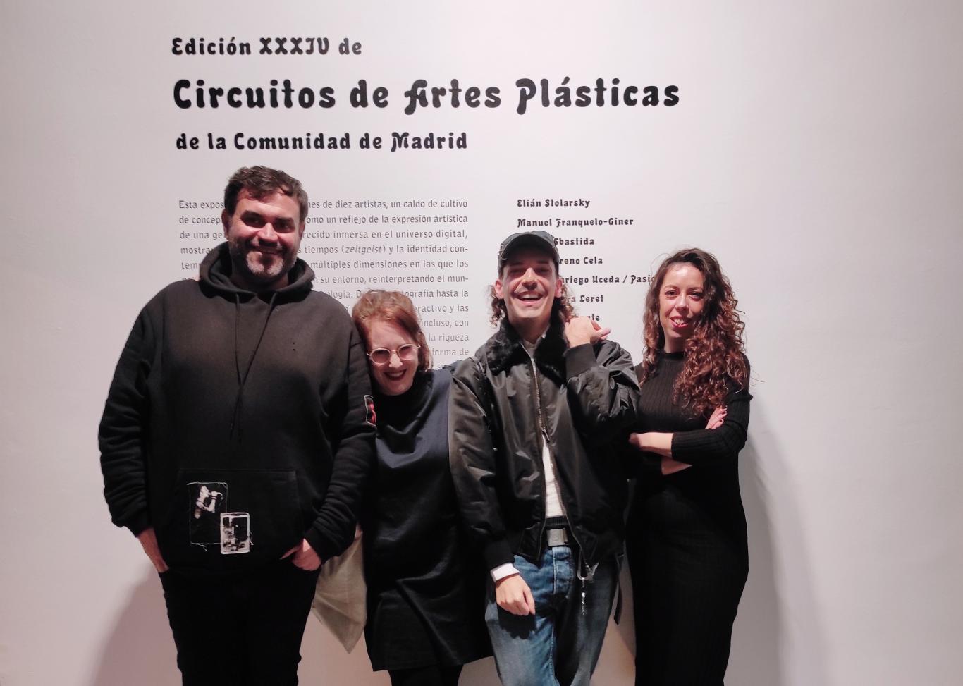 Grupo de gente joven posando frente a una pared donde se lee Circuitos 2023