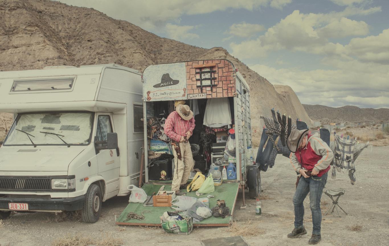 Vaqueros en una caravana en mitad del desierto de Almeria