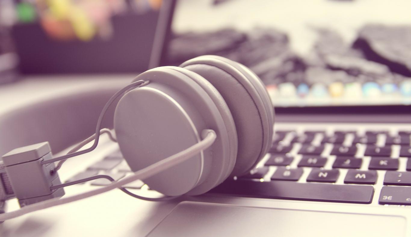 Auriculares sobre un teclado de ordenador
