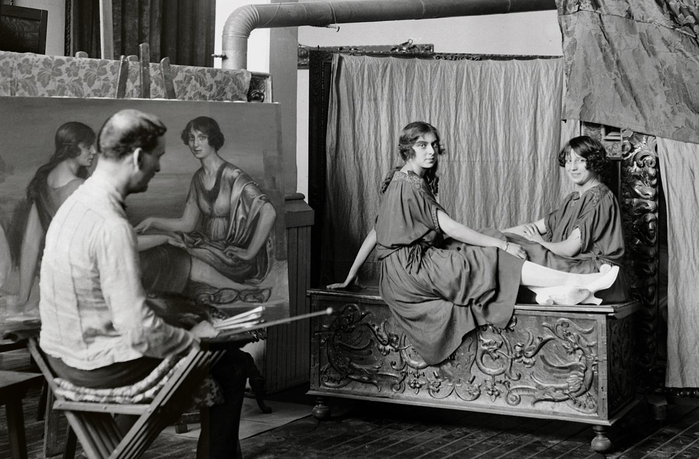 2 modelos femeninos posando para el pintor