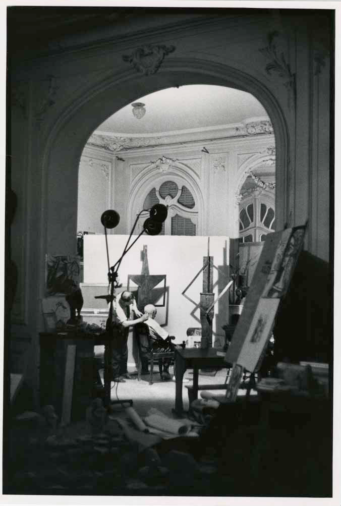Vista interior del estudio de Picasso lleno de obras