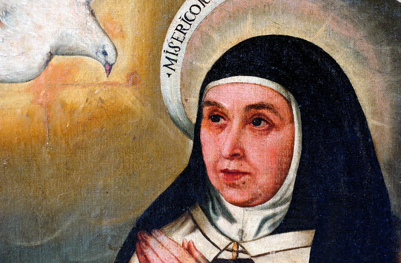 Imagen de una santa con hábito blanco y mirando una paloma