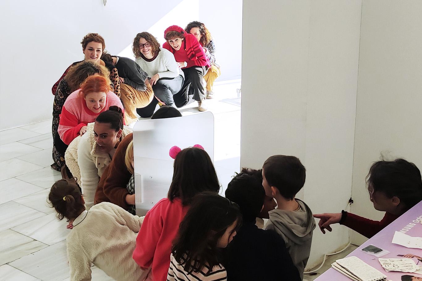 Grupo de familias en una sala de exposiciones