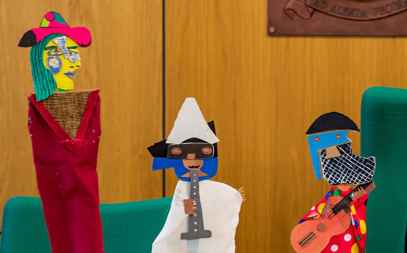 Cuatro marionetas ataviadas con trajes picassianos