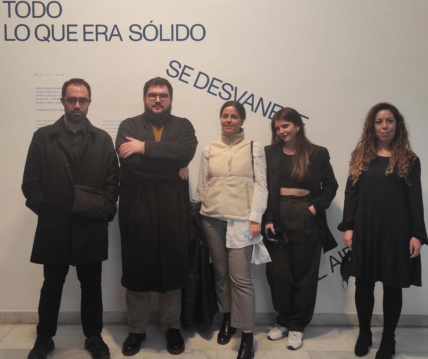 Grupo de personas en una sala de exposiciones
