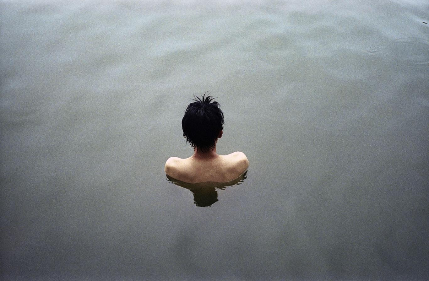 Niño bañándose en el agua