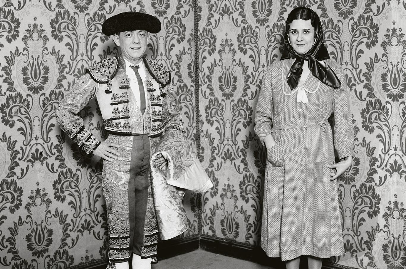 Hombre vestido de toreo y mujer con pañuelo en la cabeza