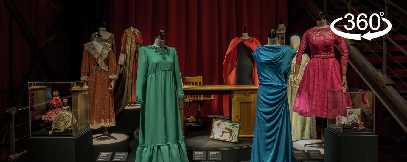 Vista de una sala de exposiciones con unos vestidos de alta costura