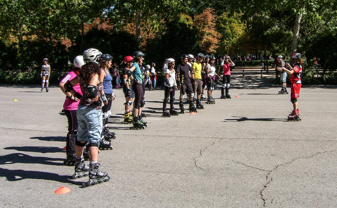 Clases de patinaje en el parque