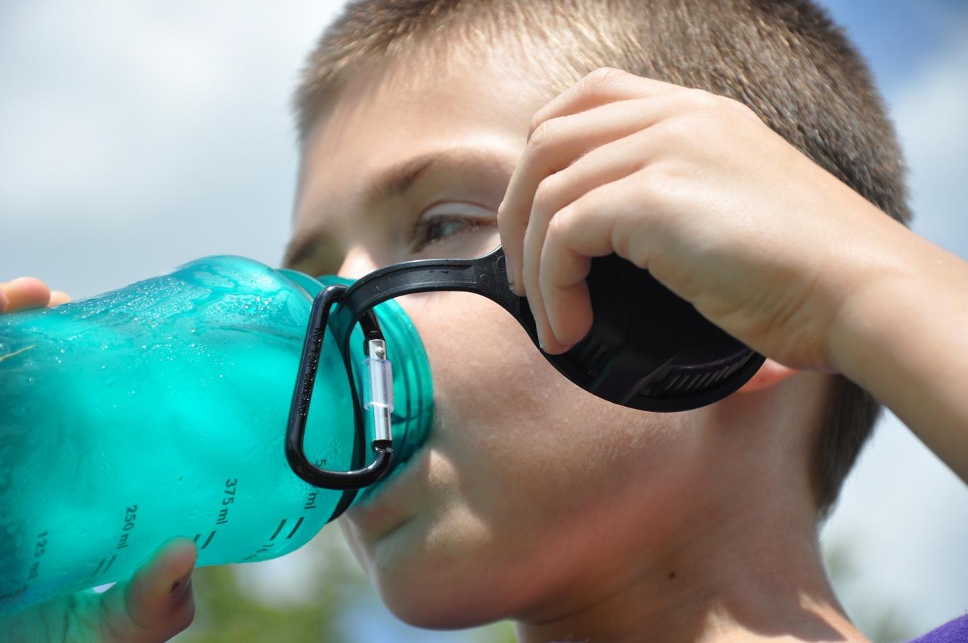 Imagen de un niño bebiendo agua