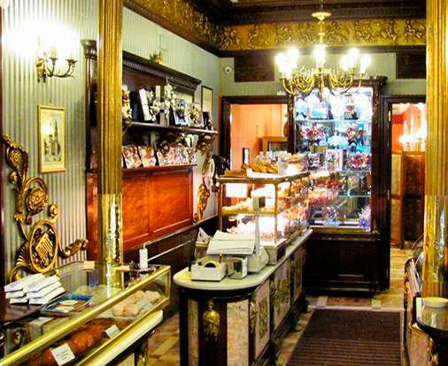 Interior de comercio centenario El Riojano en Madrid Comercio centenario El Rijoano Madrid