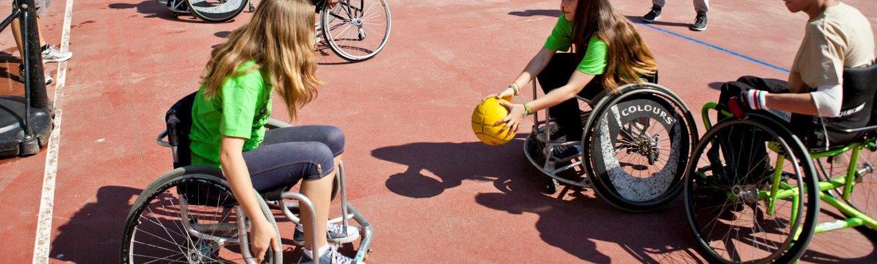 Niños practicando baloncesto en silla de ruedas