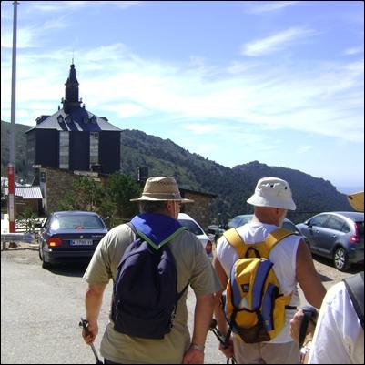 Caminantes con la Residencia Navacerrada al fondo