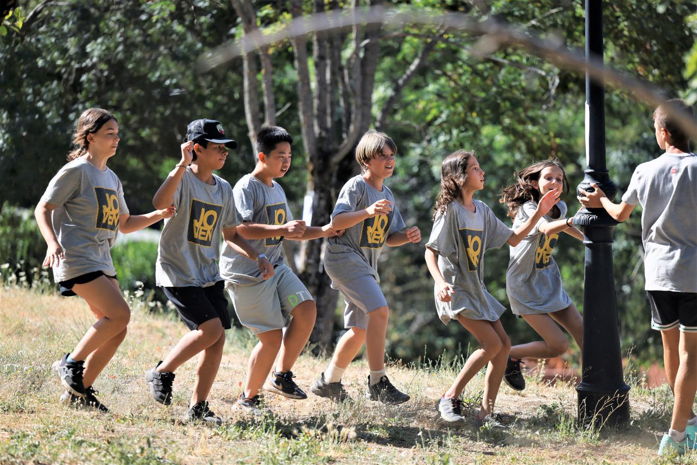 Grupo de jóvenes corriendo en un campamento