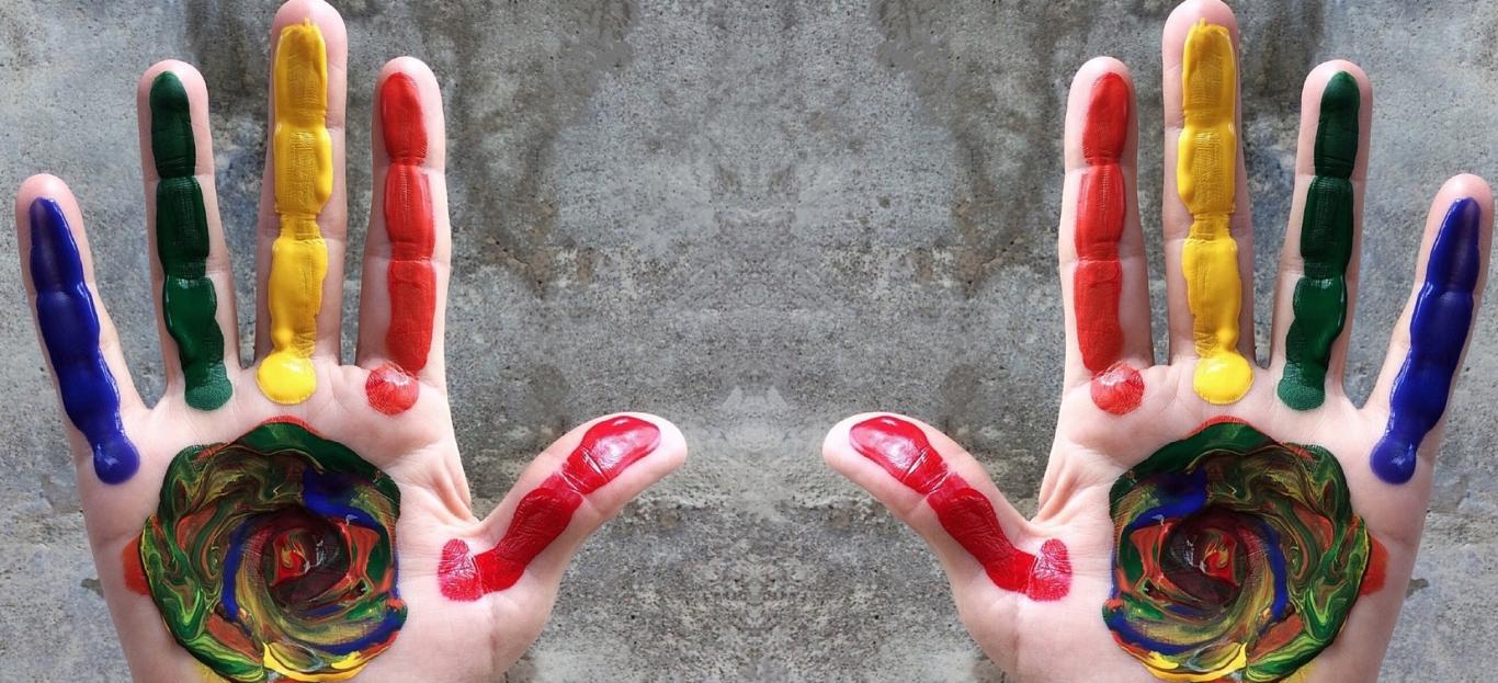 LGTBIfobia Manos pintadas con la bandera gay