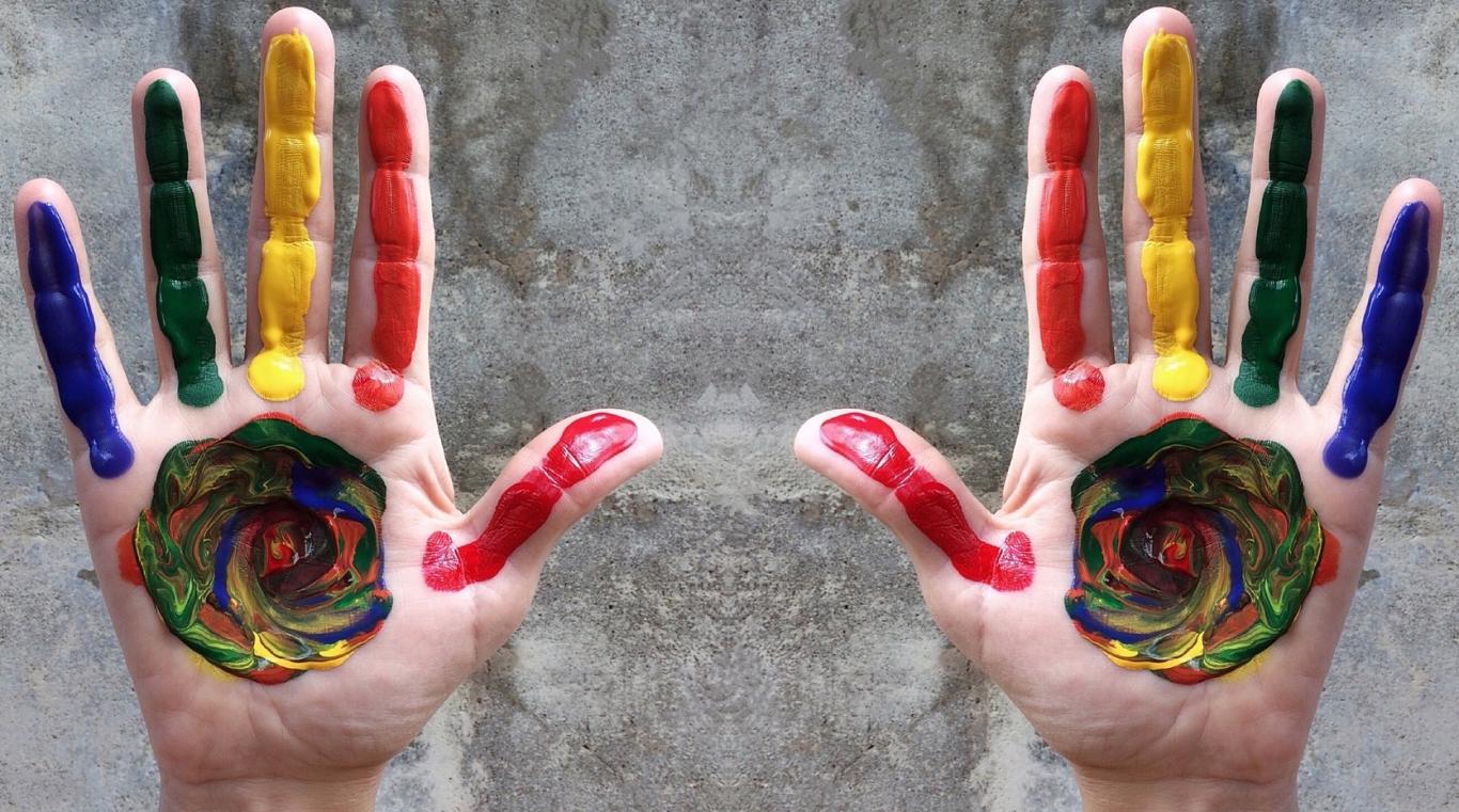 Manos pintadas con la bandera gay