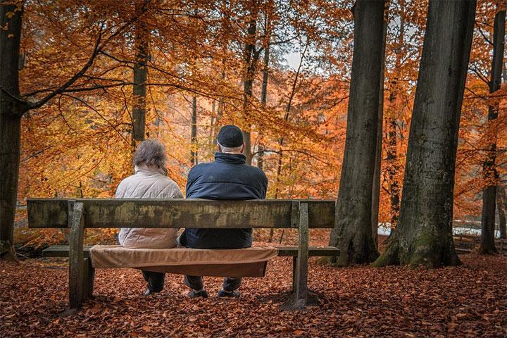 Dos ancianos sentados en un banco