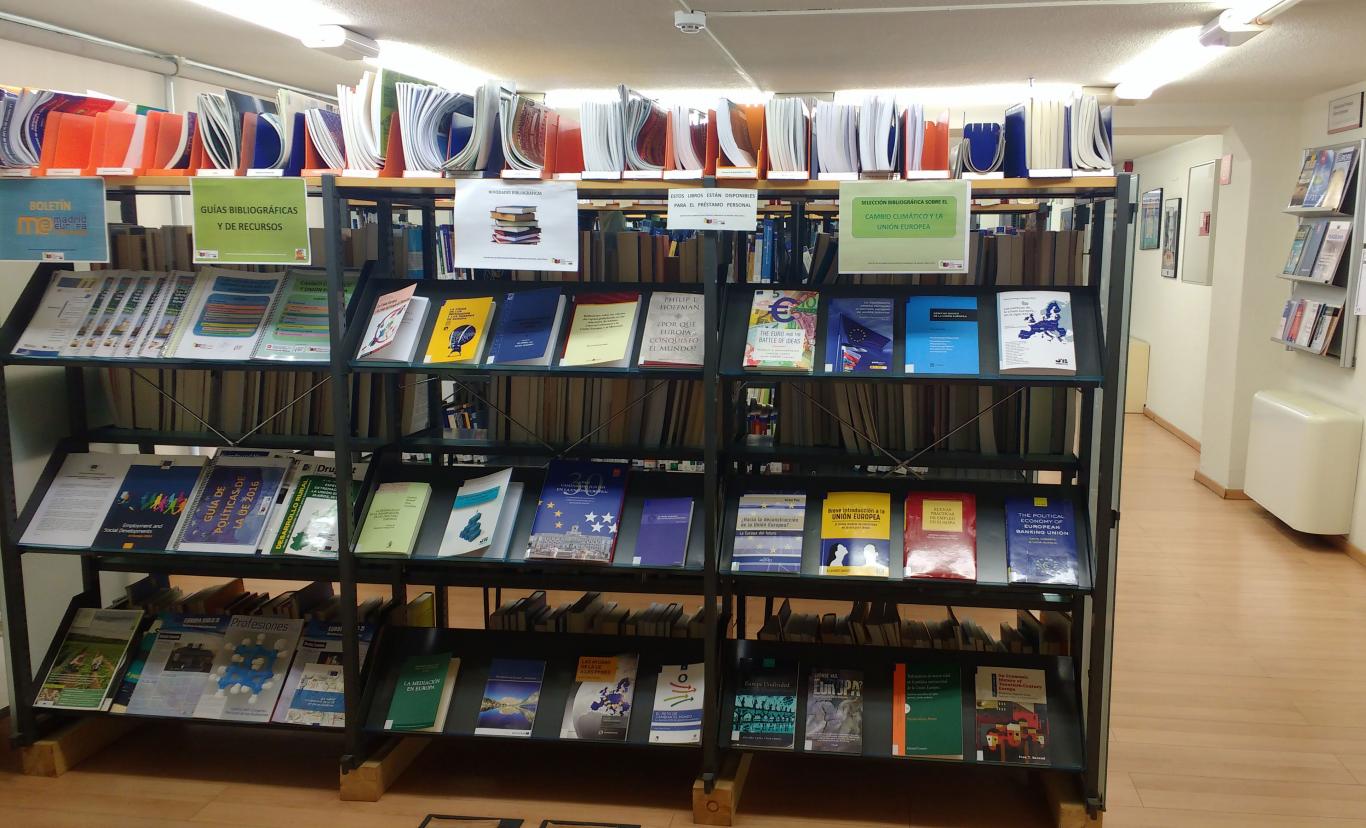Estante de la biblioteca del Centro de Documentación Europea