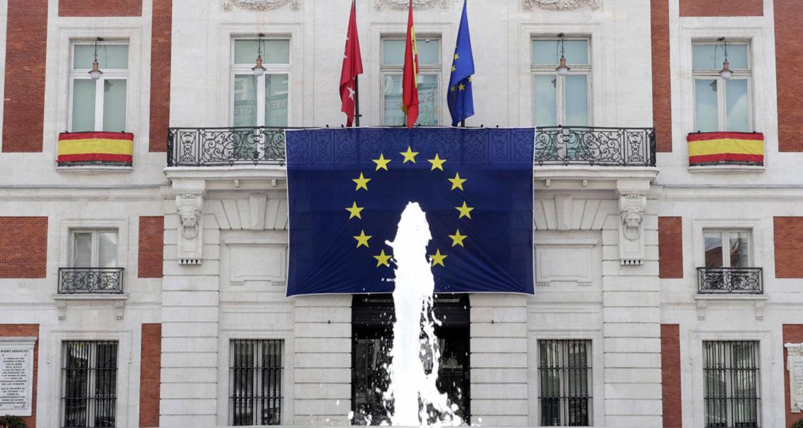 Fachada de la Real Casa de Correos con la bandera de la UE