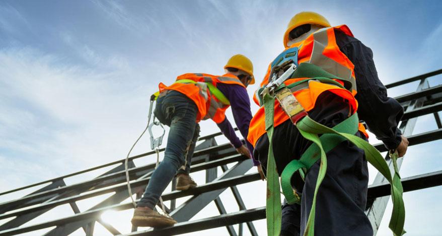 Trabajadores de la construcción subidos en una estructura de ferralla