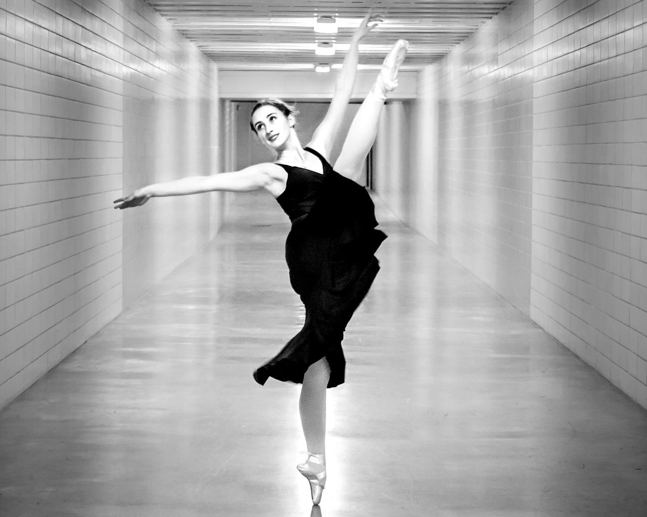 imagen de bailarina con pierna en alto 