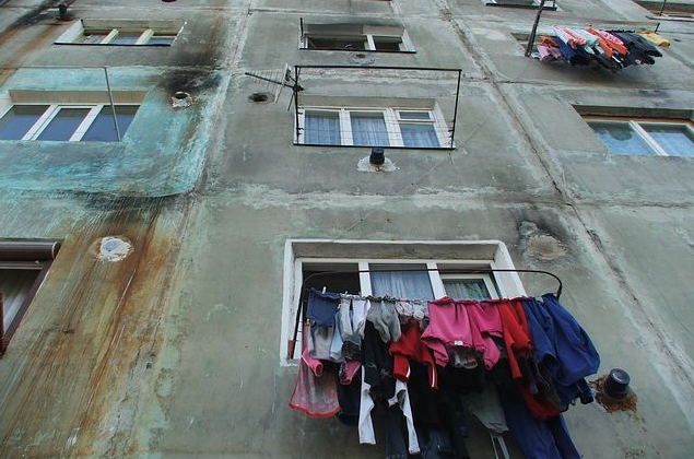 Edificio con ropa tendida en las ventanas