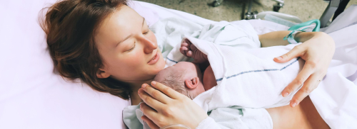 Madre en la cama con recién nacido