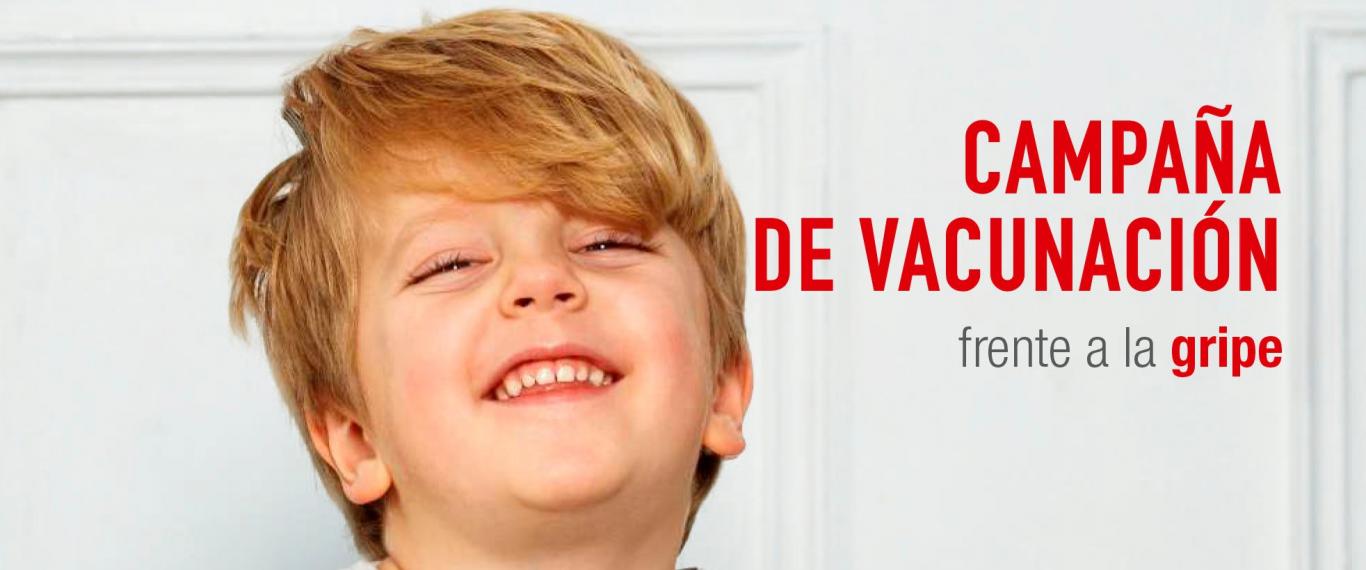 niño pequeño sonriendo con anuncio de campaña de vacunación