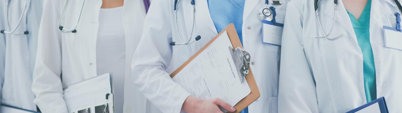 Varios médicos con carpetas de diagnóstico
