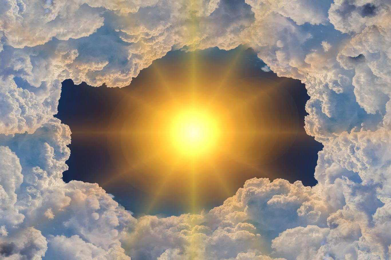 Sol resplandeciente y nubes alrededor