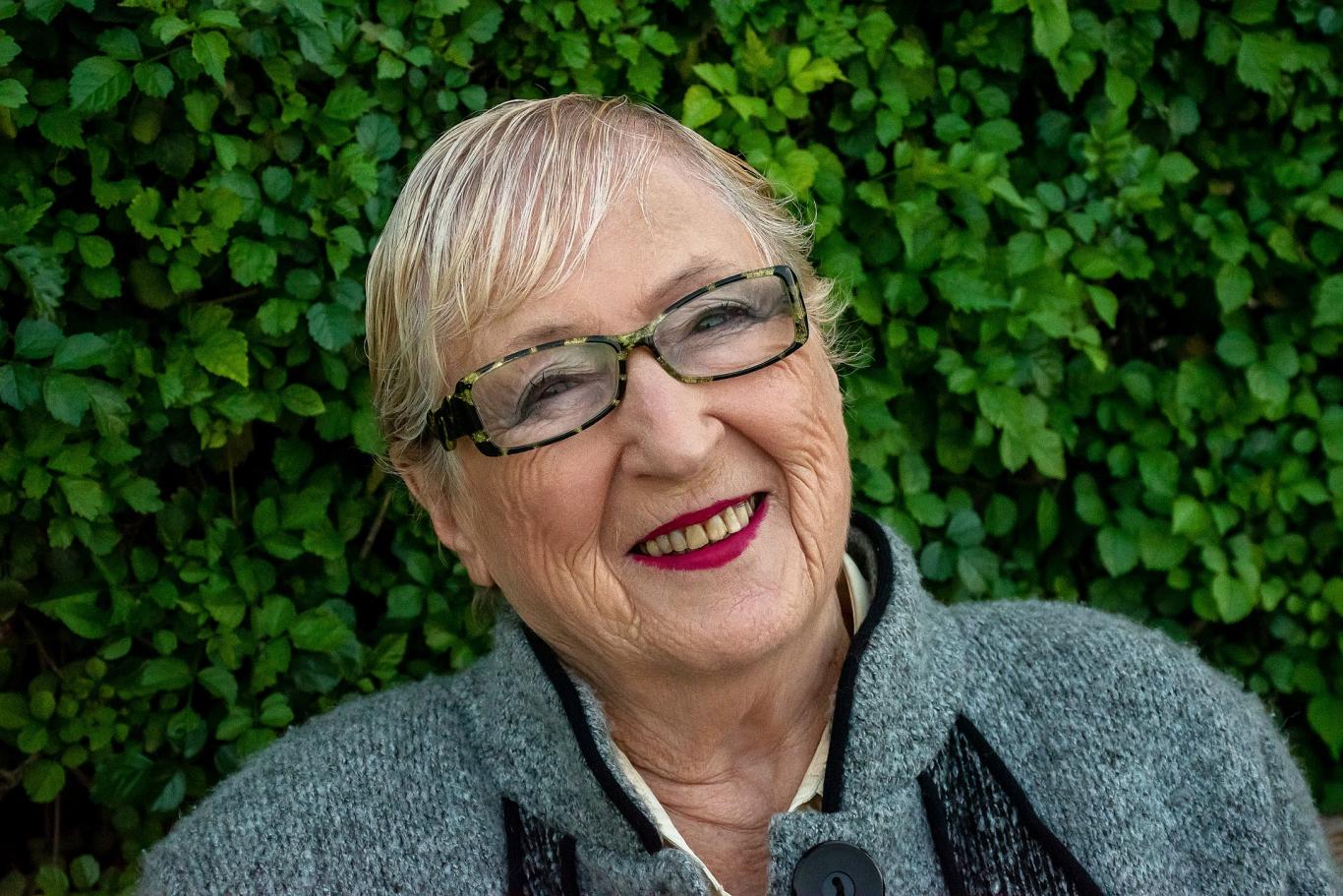 Mujer mayor sonriendo