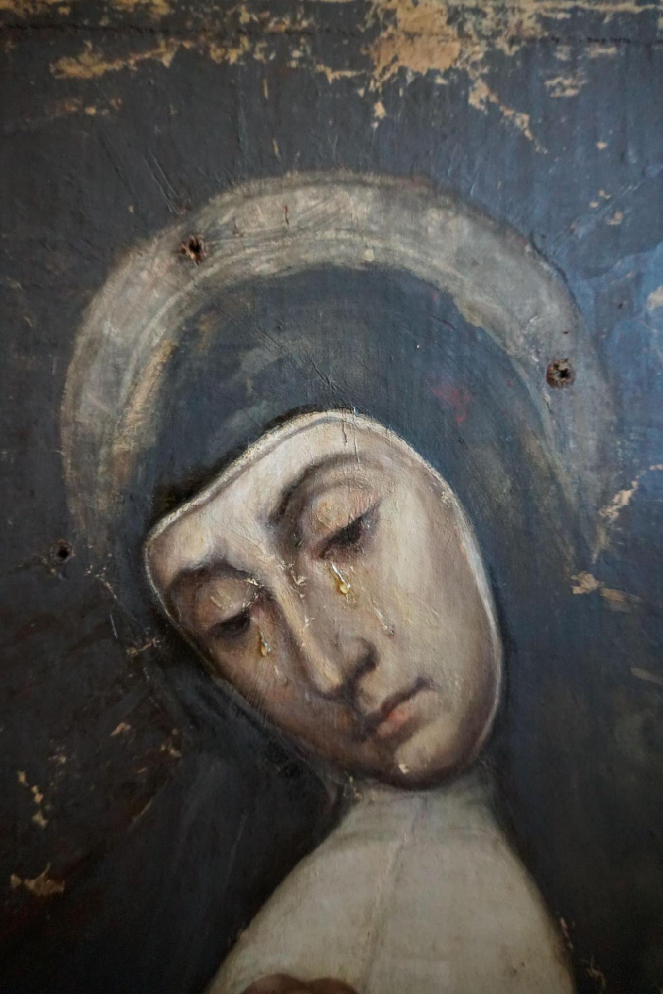 retrato pictórico representando una mujer con lágrimas y rostro inclinado, portando corona de plata