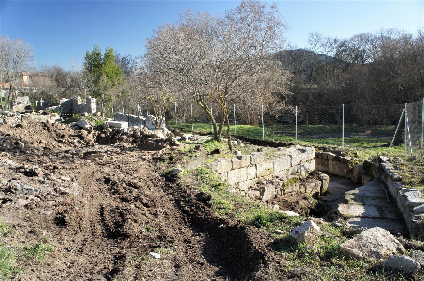 Image of the western area where the rubble partially covers the mill