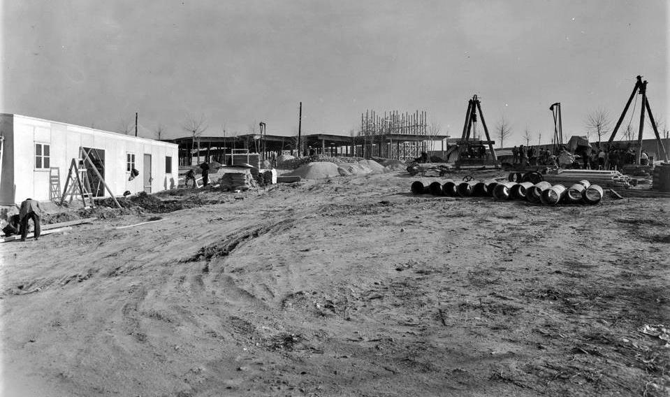 Image of the construction of various pavilions for the IV International Field Fair