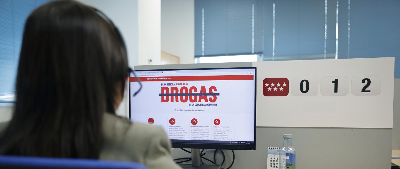 Una operario del 012 accediendo a la web del plan sobre drogas