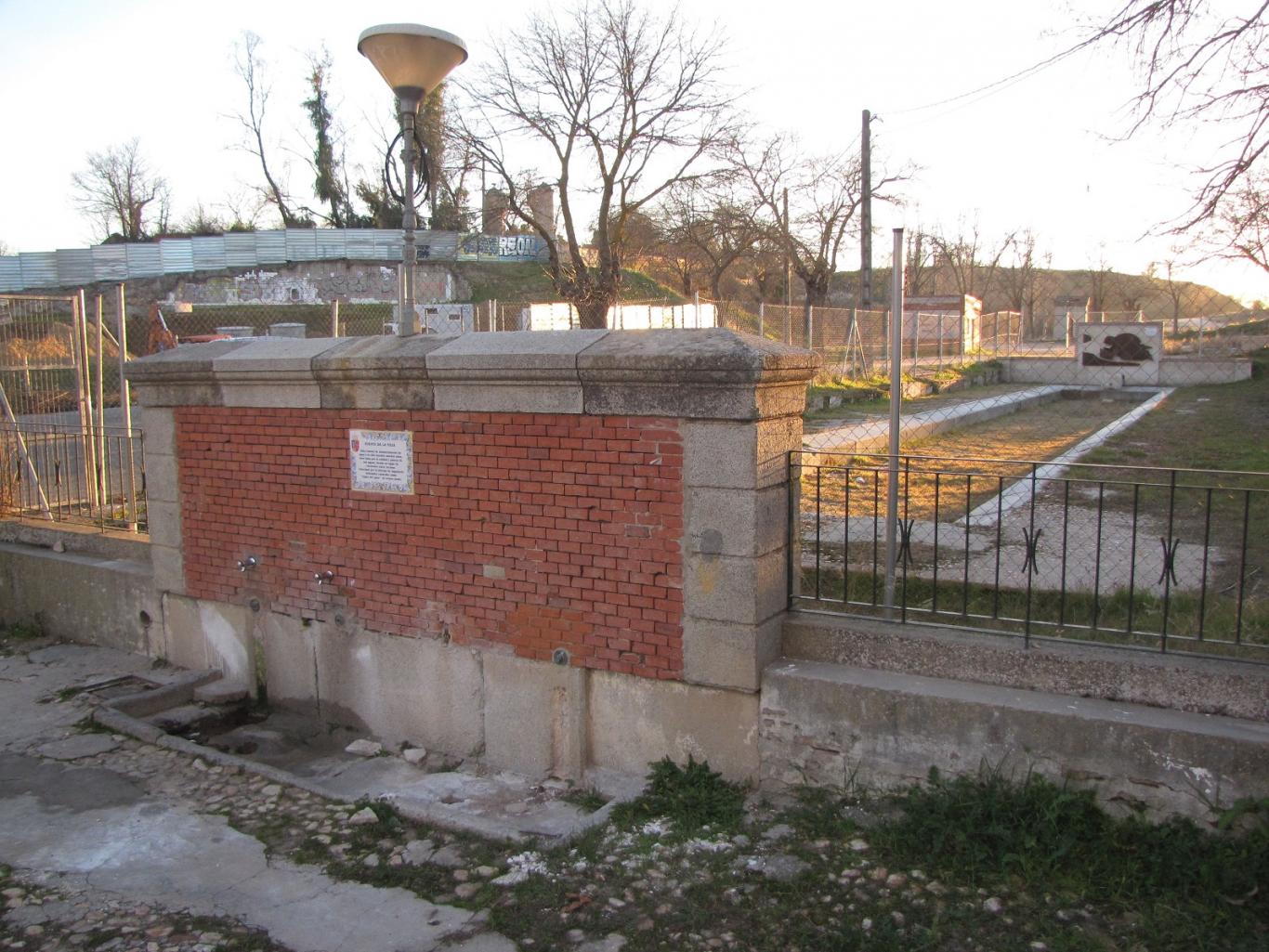 fuente con cuatro caños