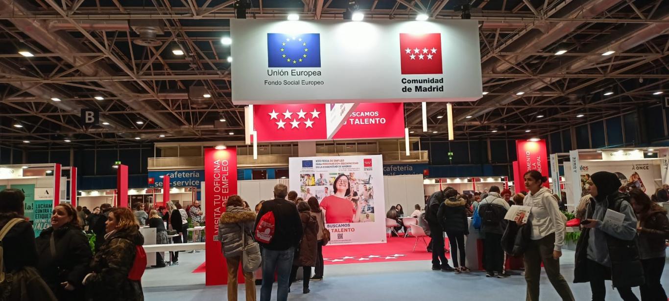 Overview of the Fair with numerous visitors in front of the stand Organizer of the Community of Madrid