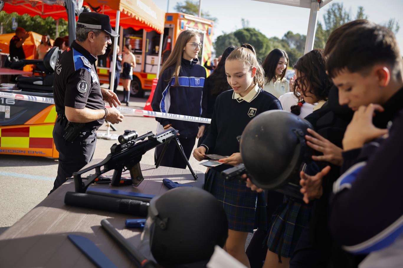 Grupo de alumnos con un policía en una sesión informativa