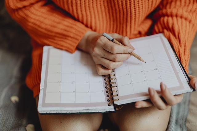 Joven escribiendo en una agenda