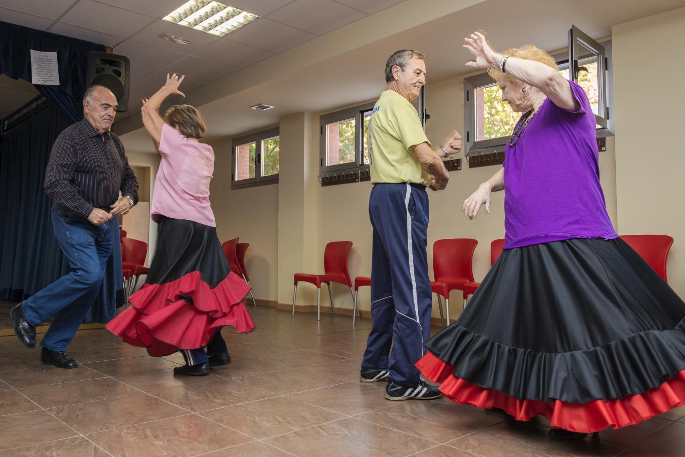 Personas mayores en clase de sevillanas