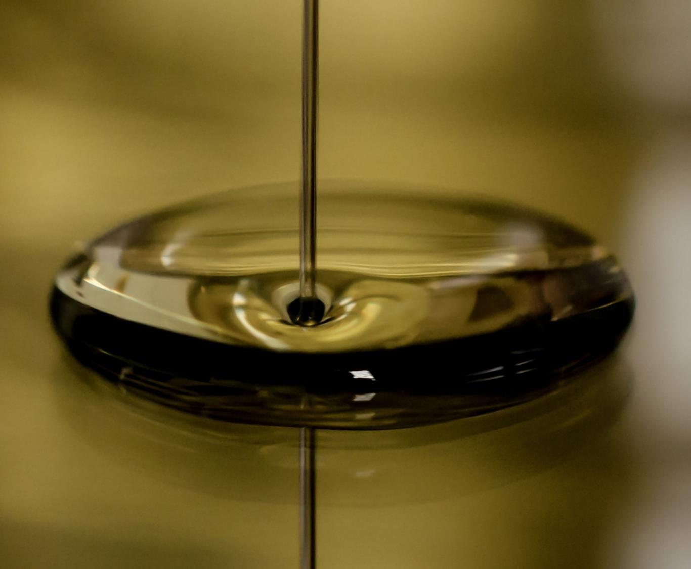 Imagen de un chorro de aceite cayendo sobre aceite