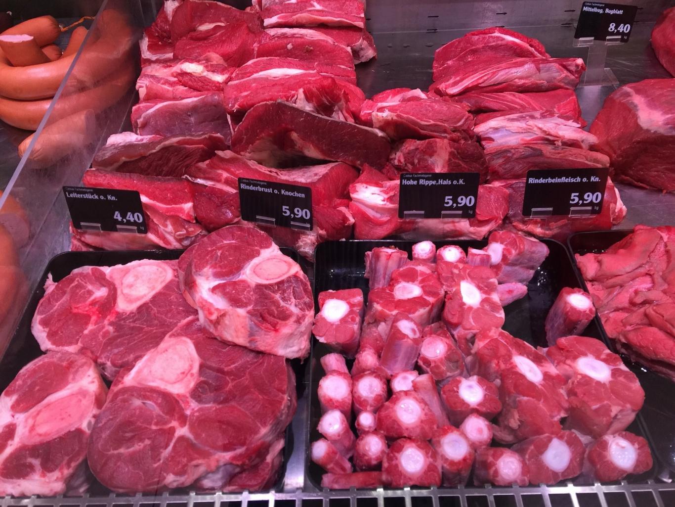 Registro de Establecimientos Cárnicos al por menor Imagen de producto de carnicería en un mostrador