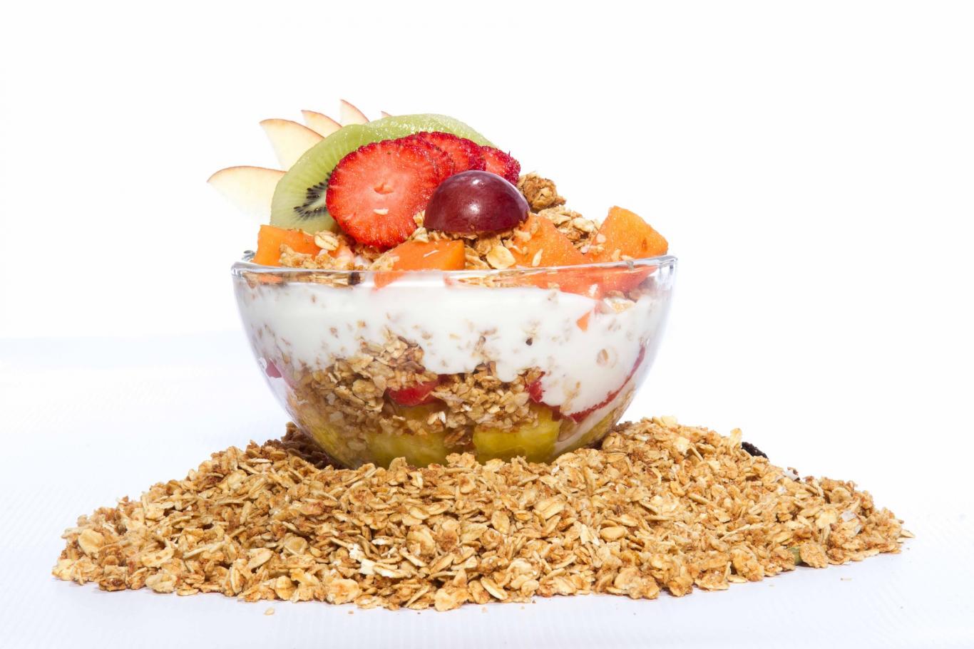 bol de yogur, cereales y fruta